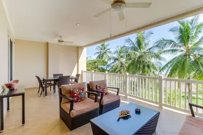 Image de Condo en bord de mer avec vue panoramique sur la plage, balcon privé et piscine partagée