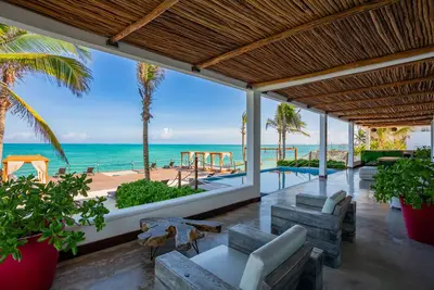 Image de Beach Front Villa, piscine, continent accessible en voiture.