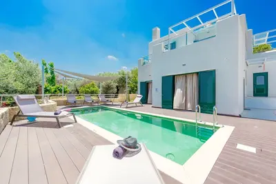 Image de Villa moderne et élégante avec 3 chambres, piscine privée et climatisation