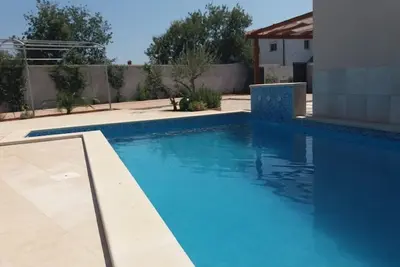 Image de Maison moderne avec piscine privée près de la mer pour 4 personnes