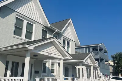 Image de Maison jumelée récemment rénovée de 3 chambres et 2 salles de bains Bloc et demi de la plage