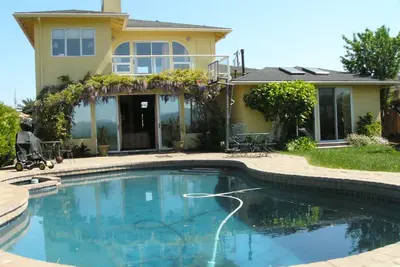 Image de Propriété riveraine incroyable, piscine, bateau, jardins et plus encore!