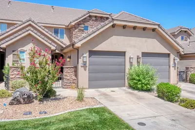 Image de Escapade magnifique! ! Dorme 10 adultes 149 $ la nuit Superbe condo de 4 chambres près de Zion