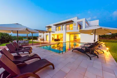 Image de Villa moderne et élégante avec 3 chambres, piscine privée et vue imprenable sur la mer