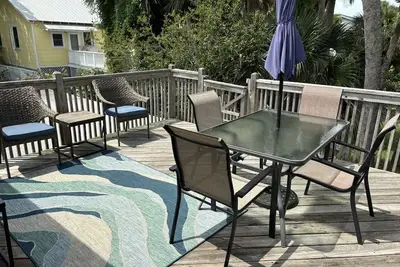 Image de Folly Courtyard Entrée avec Sun Deck - Animaux acceptés!