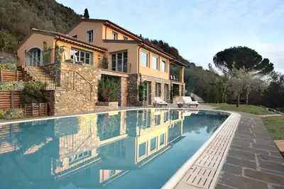 Image de Casa Tua RÉNOVÉ Hillside Villa, 300 M² couper le souffle Vue Mer