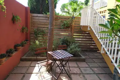 Image de L'escala: Appartement isolés sur le première étage d'une maison avec jardin