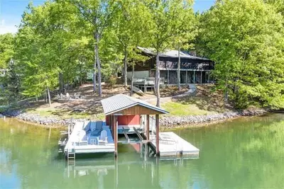 Image de \"À feuilles persistantes\"<br>Hot Tub, Wifi gratuit et Animaux acceptés! Super escapade pour toute saison!