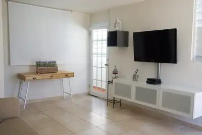 Image de Confort / Fantastique, Appartement Neuf, 2 Chambres, Aeroport Proche