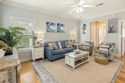 Image de Une chambre à l'étage condo au Purple Parrot Village Resort par Perdido Key Resort Management