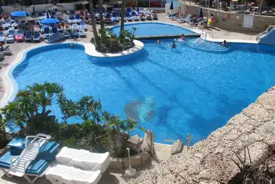 Bel appart. 2 ch. , vue sur mer, terrasse  plein sud, piscine, la mer à 5 mn.