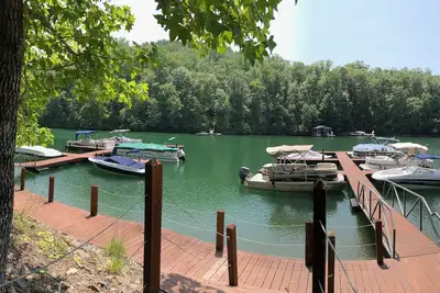 Image de Spacieuse retraite boisée à quelques pas du lac Keowee! Près de Clemson!