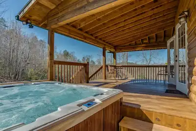 Image de Piney Knob Lodge-15 min à Lake Lure-30 min à Tiec-Hot Tub -Stocked Étang-Creek