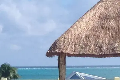 Image de Étapes de l'océan / piscine / quai privé / plage avec chaises longues