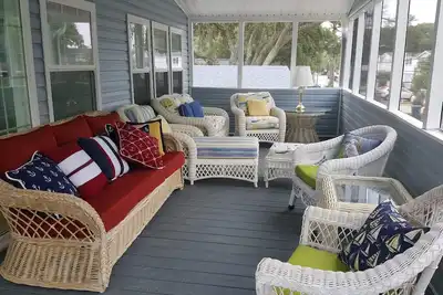 Image de À quelques pas de la plage deux voiturettes de golf, draps inclus