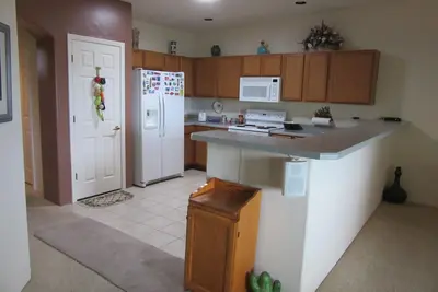 Image de Calme et confortable, avec une vue magnifique depuis le porche arrière, 2 chambres