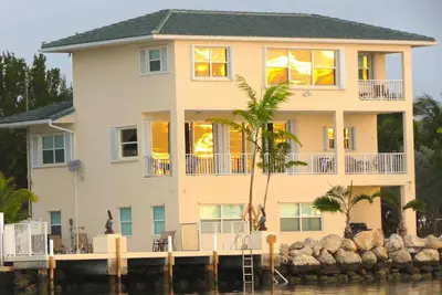 Image de Maison exceptionnelle de 4 chambres en bord de mer avec piscine et jetée en eau profonde! !