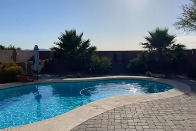 Image de Nouveau 4 Br + loft 2000 Sq Dog friendly home with ***** Heated Pool **********