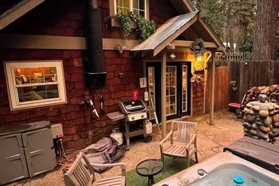 Image de Cabine Yosemite confortable dans les pins, w / Hot Tub.