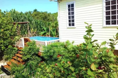 Image de Hidden Gem Cabana avec grande piscine / accès privé à la plage