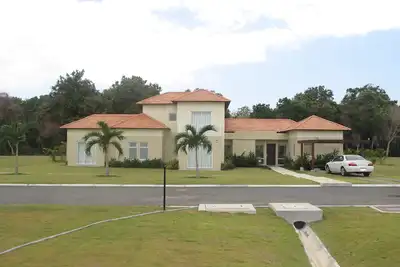 Image de Belle 4 chambres à coucher 3. 5 salles de bain Villa dans le golf et la plage communautaire!