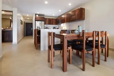 Image de Condo récemment rénové de 3 chambres face à l'océan