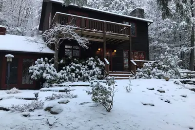 Image de Belle maison de montagne Woodstock tranquille avec bain à remous et ping-pong