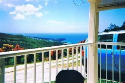 Image de Studio avec terrasse plein de charme avec vue panoramique sur montagne et mer.