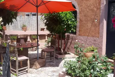 Image de Maison de Mika. La petite maison dans la prairie.