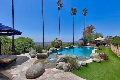 Image de Aire de jeux fermée de 2 acres avec piscine chauffée, bain à remous, foyer et 5+ chambres