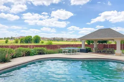 Image de S'étendant sur 4600 pieds carrés Texas Pool House!