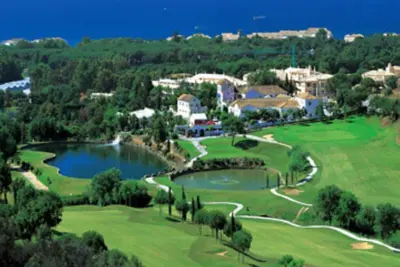 Image de Appartement de luxe au rez-de-chaussée avec deux piscines et une piscine pour enfants.