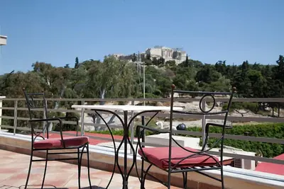 Image de En face de l'Acropole et à dix minutes à pied de Plaka, la vieille ville d'Athènes.