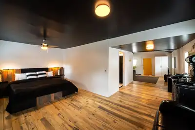 Image de Centre-ville Contemporain / Vintage avec planchers de bois franc-Immaculée!