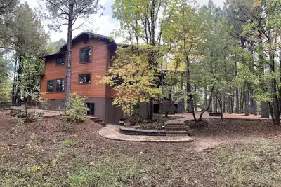 Image de Maison de cabine mise à jour, spacieuse et propre directement sur le parcours de golf! Vue sur l'étang!