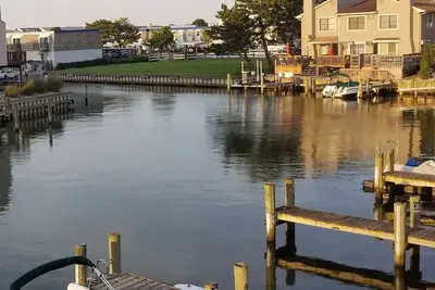 Image de devant le canal avec débarcadère, rampe de mise à l'eau, piscine, WiFi, câble, Netflix, Hbo, etc.