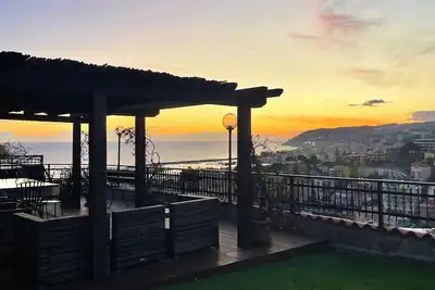 Image de Lumineuse, grande terrasse en pierre avec véranda et gazebo, vue magnifique sur la mer.