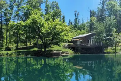 Image de Maison au bord de l'eau située sur une propriété privée de 82 acres avec de nombreux sentiers!
