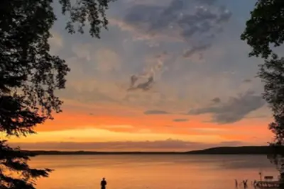 Image de Nouvellement rénové 4 chambres Cottage avec vue imprenable sur le magnifique lac Metonga
