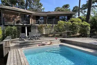Image de Villa de charme avec piscine, véritable havre de paix au milieu des pins