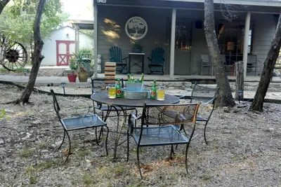 Image de Chalet paisible niché dans les arbres