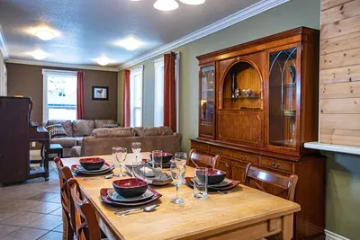 Image de Spacieuse maison de 3 chambres. Minutes de la colline de ski.