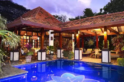 Image de Exquise villa de style balinais avec vue imprenable, piscine privée chauffée et jardin