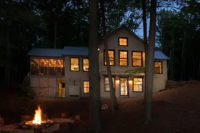 Image de Spectaculaire nouveau chalet au bord du lac, à 25 minutes de Hanovre / Sunapee