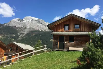Image de Maison en bois massif neuve, cadre idyllique en plein milieu d'une région de ski