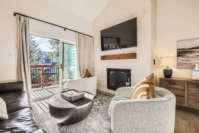 Grand 2 chambres + mezzanine, 8 couchages, à pied de la ville / pic 9, piscine / bain à remous - Lances West 7 by SkyRun
