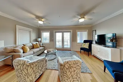 Image de Ocean View Condo seulement 50 mètres du sable avec piscine communautaire, près de Tybee Pier et Hot Spots