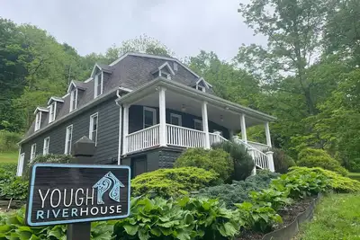 Image de Belle maison spacieuse sur la rivière Yough et piste cyclable avec bain à remous