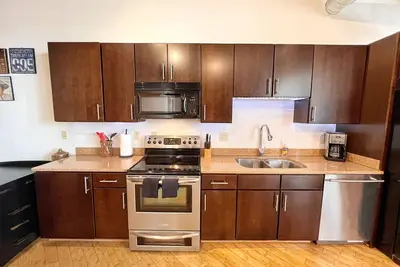 Image de Marchez Jusqu'à Honky Tonks! Downtown Nashville Loft: 50 à 70% de Réduction sur M-w! Fancy, Sleeps 4 Nashville Locations de Vacances par Musiccityloft sur Vrbo