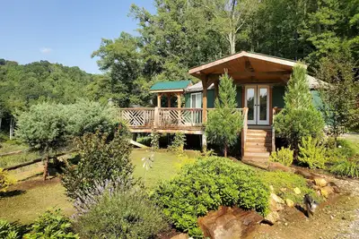 Image de Glamping à son meilleur - yourte au bord de la rivière, à 30 minutes à l'ouest d'Asheville